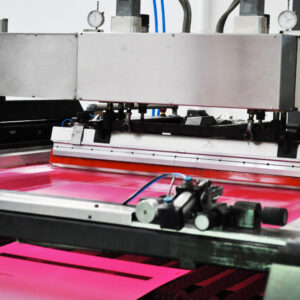 Serigrafia convencional e ultravioleta para indústria gráfica