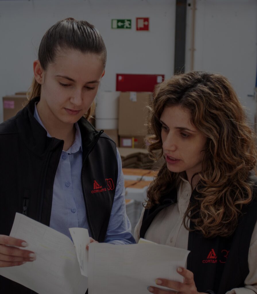 Duas colaboradoras da Empresa Cortarte a prestar um excelente atendimento